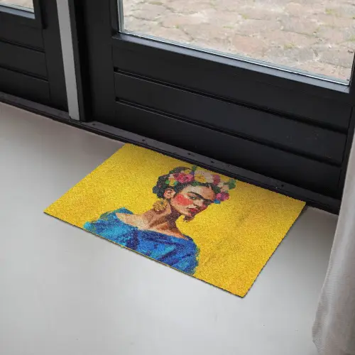 Frida Kahlo - Vrouw - Geel - Blauw - Bloemen Deurmat klein -sfeer2
