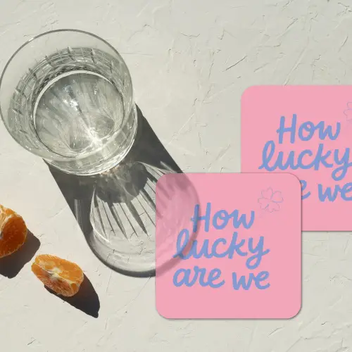 How lucky are we - Klavervier - Roze - Blauw onderzetter kurk middel -sfeer4