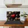 Macarons - Rood - Hart keuken achterwand spatscherm klein -sfeer2