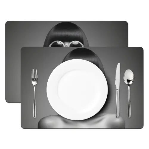 Vrouw - Zwart Wit - Ketting - Zonnebril Placemat vinyl groot -zzsfeer2_Kitchenyeah-website