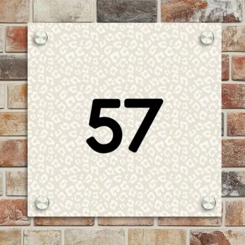 Beige panterprint - Traditioneel Naambord Vierkant klein -sfeer2