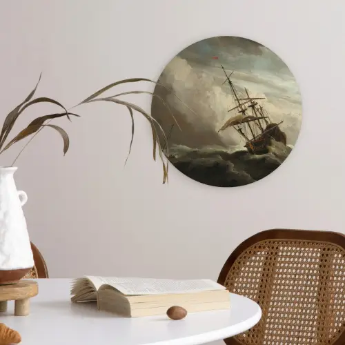 Een schip in volle zee bij vliegende storm - Schilderij van Willem van de Velde Wandcirkel kunststof plaat 5mm dik klein -sfeer4