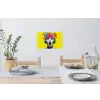 Vrouw - Koptelefoon - Geel Muursticker klein -eettafel