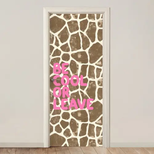 Tekst - Be cool or leave - Roze - Giraffenprint deurposter klein -3d_beige