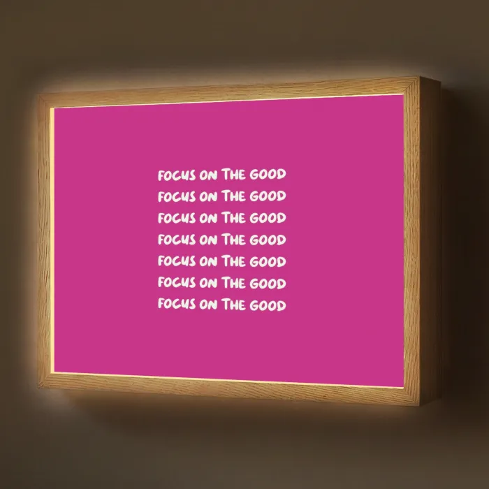 Focus on the good - Roze - wit Light Box met batterij (Wandlamp) middel -z3d_website