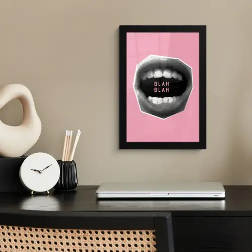 Mond - BLAH BLAH - Roze fotolijst zwart zonder passe partout klein -sfeer1