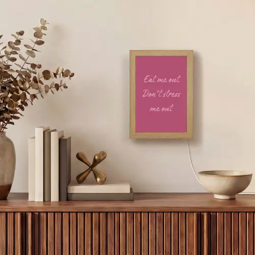 eat me out don't stress me out - Roze - Minimalistisch Light Box met kabel (Tafellamp) klein -sfeer2