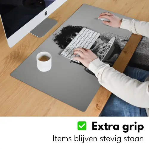 Vrouw - Pasta - Zwart - Wit Muismat XXL klein -sfeer3