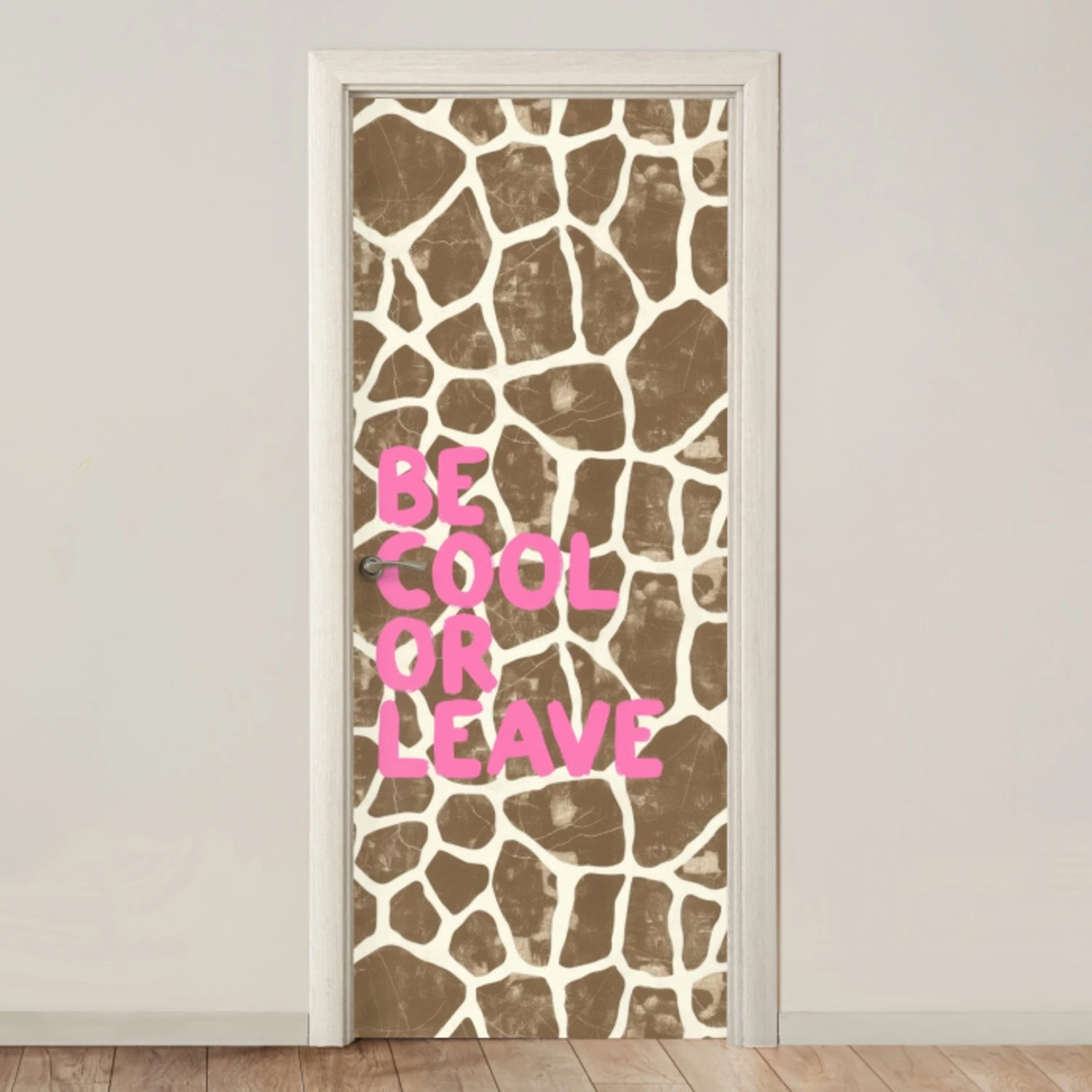 Tekst - Be cool or leave - Roze - Giraffenprint deurposter klein -3d_beige