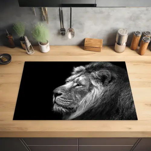 Leeuw tegen zwarte achtergrond in zwart-wit Inductie beschermer vinyl 3mm klein -sfeer5