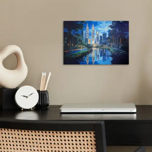 Stad Kuala Lumpur - Skyline - Wolkenkrabbers - Water poster papier klein -sfeer1