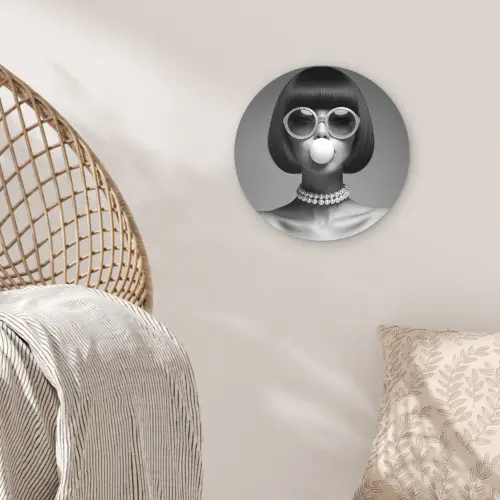 Vrouw - Zwart Wit - Ketting - Zonnebril Wandcirkel kunststof plaat 5mm dik klein -sfeer5
