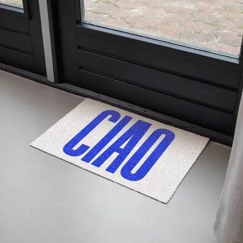 Ciao - Hoofdletters - Blauw - Minimalistisch Deurmat klein -sfeer2