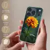 Bloemblaadjes - Afrikaan - Oranje - Wazig Telefoonhoesje iPhone 17 Pro klein -sfeer3_NL