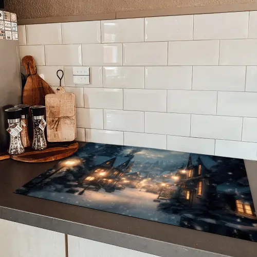 Winterdorp - Sneeuw - Donker Inductie beschermer vinyl 3mm klein -sfeer3