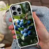 Blauwe bessen - Dauwdruppels - Natuurlijk licht Hoesje iPhone 16 Pro Max met koord klein -sfeer3