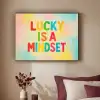 Quote - Lucky - Regenboogkleuren Textielframe zwart klein -sfeer1