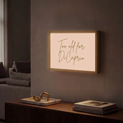 Too old for dicaprio - Roze - Groen Light Box met batterij (Wandlamp) middel -sfeer1