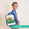Slak - Regenboogschild - Groen Kinderrugzak - Blauw middel -sfeer3_NL
