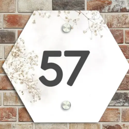 Wit met bloementakjes - Traditioneel Naambord Hexagon klein -sfeer2