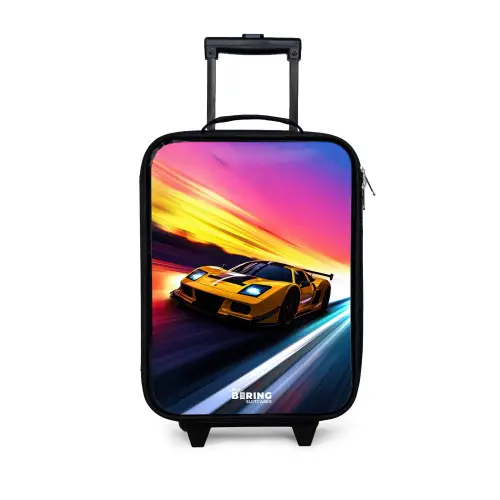 Gele raceauto bij kleurrijke zonsondergang Kinderkoffer - Zwart klein -3d