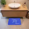 Blauw - I am that woman - Sierlijk - Minimalistisch Badmat klein -sfeer1