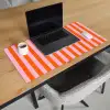 Patroon - Oranje - Fijn - Strepen Muismat XXL klein -sfeer1