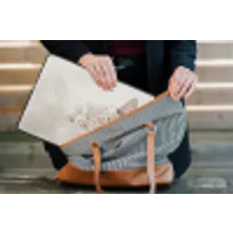 Vlinder - Bloem -Natuur - Beige laptophoes neopreen klein -tas