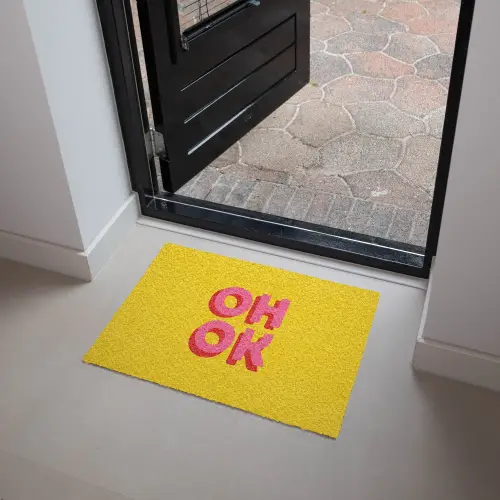 Oh ok - 3D - Geel - Roze Deurmat klein -sfeer5