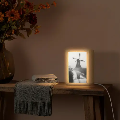 Molen - Weerspiegeling - Landschap - Water Light Box met kabel (Tafellamp) klein -sfeer4