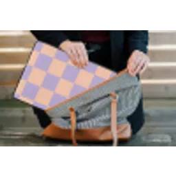 Schaakbord patroon - Paars - Roze - Blokjes laptophoes neopreen klein -tas