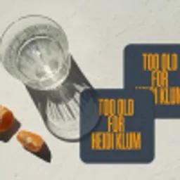 Too old for heidi klum - Geel - Blauw onderzetter kurk middel -sfeer4