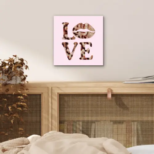 Tekst - Love - Pantervacht - Lichtroze aluminium wit klein -sfeer3