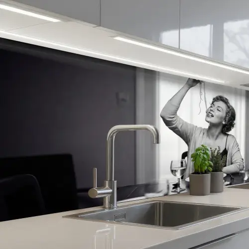 Vrouw - Spaghetti - Zwart - Wit keuken achterwand 2 middel -3d_schuin