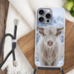 Schotse Hooglander - Sneeuw - Bergen - Winter Hoesje iPhone 16 Pro Max met koord klein -sfeer4