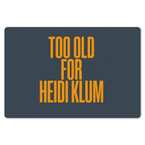 Too old for heidi klum - Geel - Blauw Placemat vinyl groot -zzsfeer1_Kitchenyeah-website