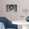 Vrouw - Zwart Wit - Ketting - Zonnebril poster papier klein -sfeer3