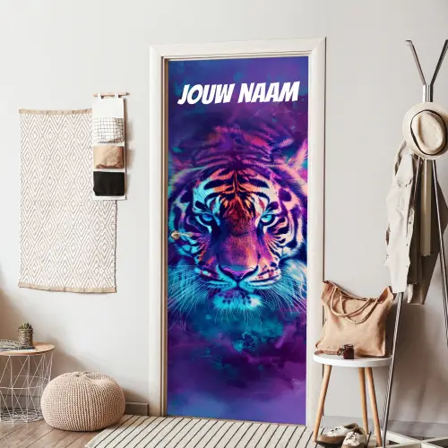 Neon tijgerkop met felle kleuren en de tekst “Deze kamer is van: jouw naam”. deurposter klein -sfeer6