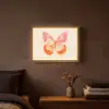 Oranje - Vlinder - Minimalistisch Light Box met batterij (Wandlamp) middel -sfeer4