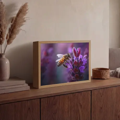 Honingbij - Paarse bloemen - Details Light Box met batterij (Wandlamp) middel -sfeer2