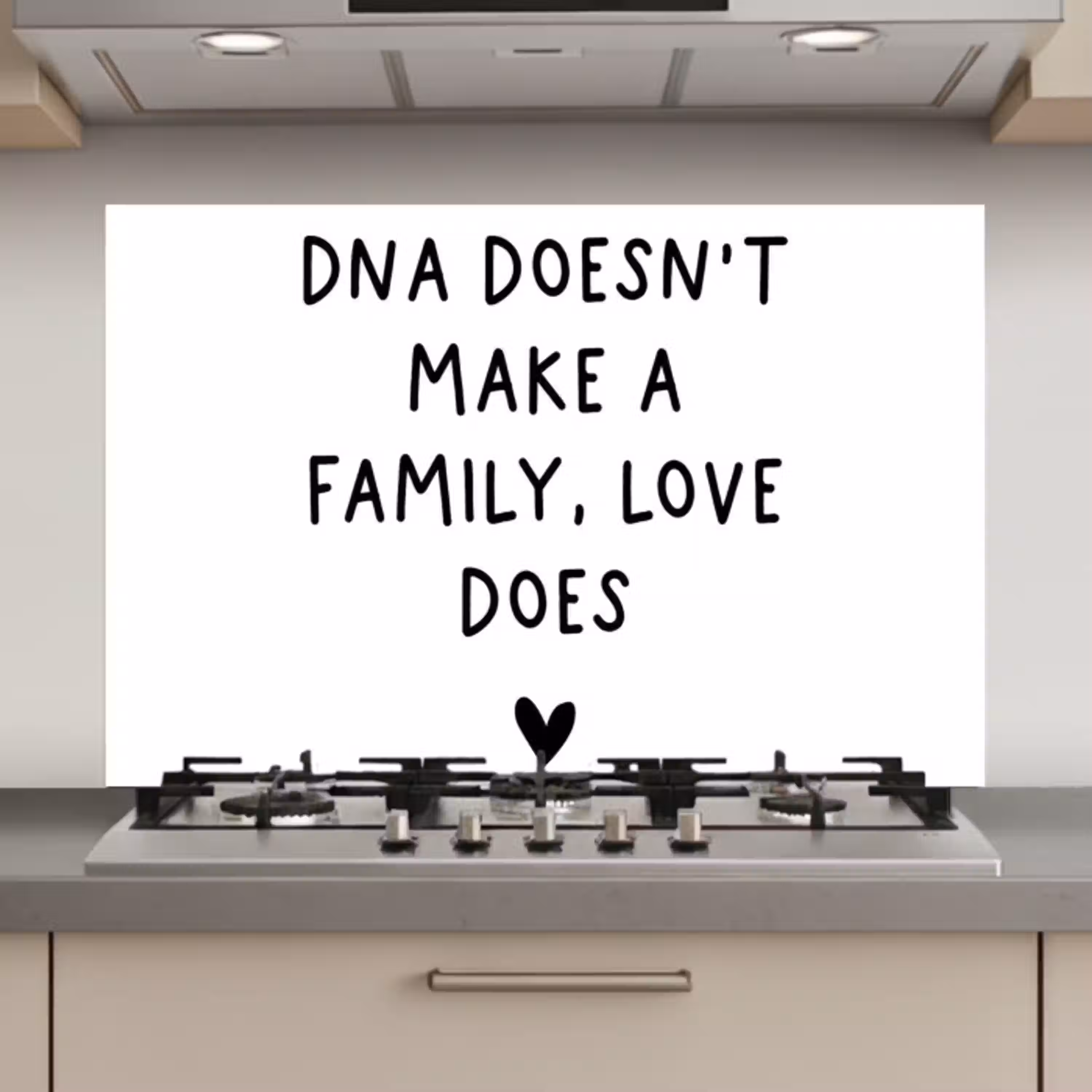 Engelse quote "DNA doesn't make a family, love does" met een hartje op een witte achtergrond keuken achterwand spatscherm klein -3d_website