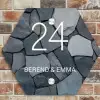 Donkergrijze stenen - Klassiek Naambord Hexagon klein -sfeer2