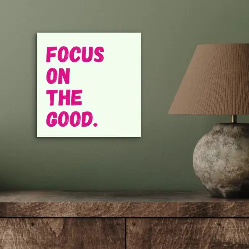 Focus on the good - Beige - Roze aluminium wit klein -sfeer2