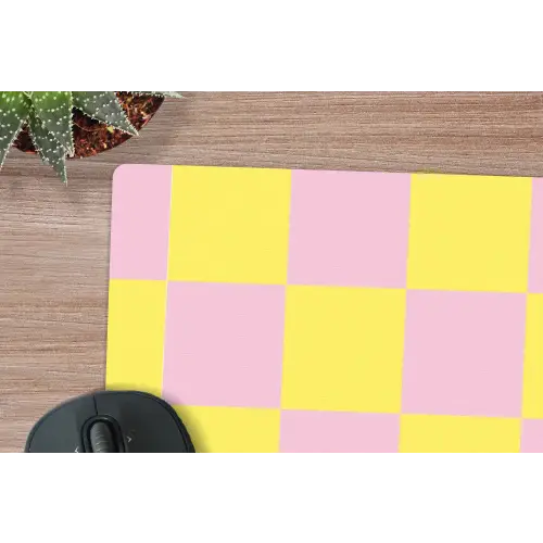 Schaakbord patroon - Geel - Roze - Blokjes muismat rubber klein -closeup