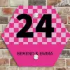 Roze - Blokjes - Klassiek Naambord Hexagon klein -sfeer2