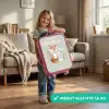 Vos en konijn omringd door groene blaadjes Kinderkoffer - Roze klein -sfeer2_NL