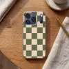 Schaakbord print - Groen - Beige - Blokjes Telefoonhoesje iPhone 17 Pro klein -sfeer1