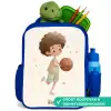 Jongen met een basketbal in beige kleuren Kinderrugzak - Blauw middel -inhoud_NL