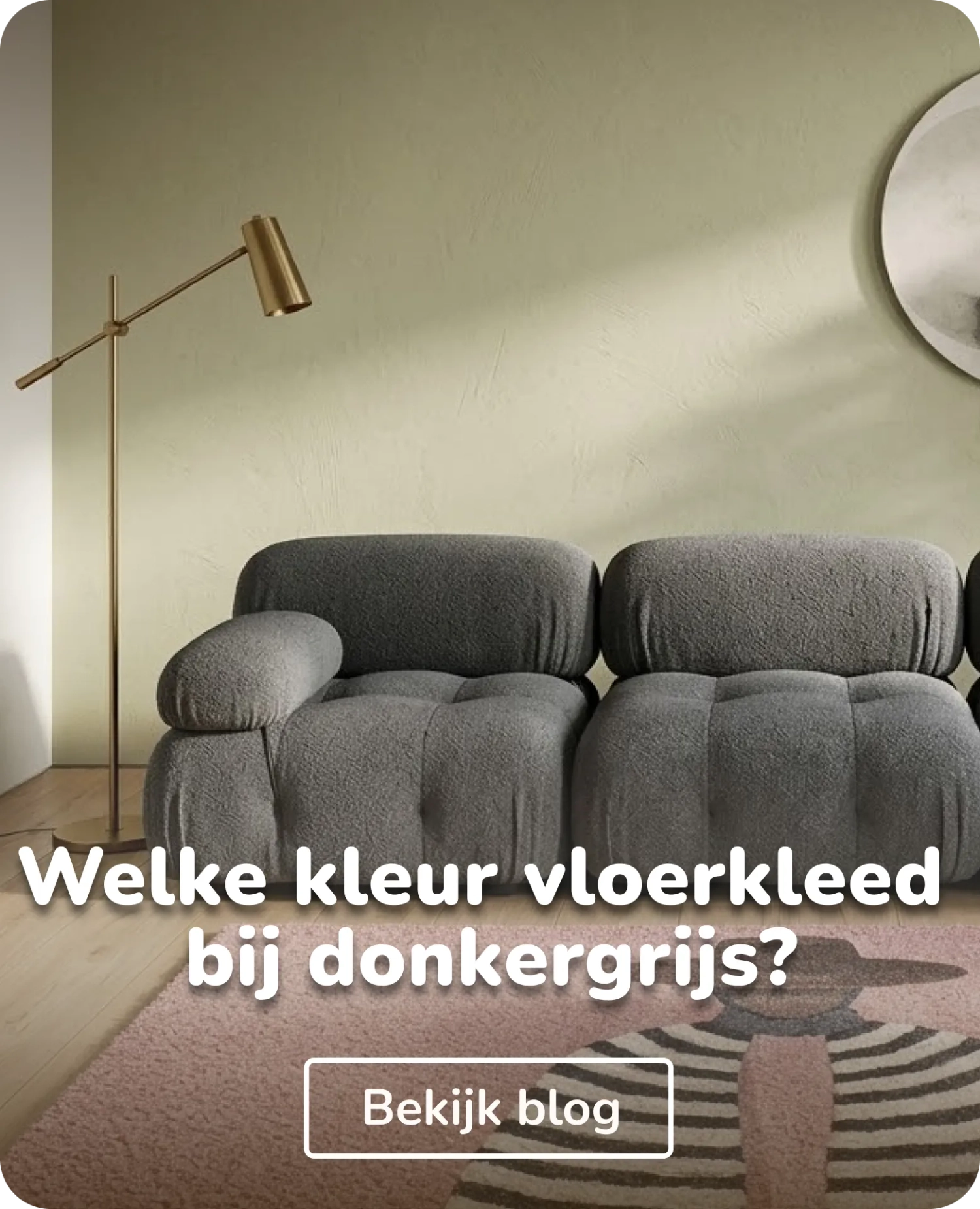 donkergrijze wolkenbank met roze vloerkleed