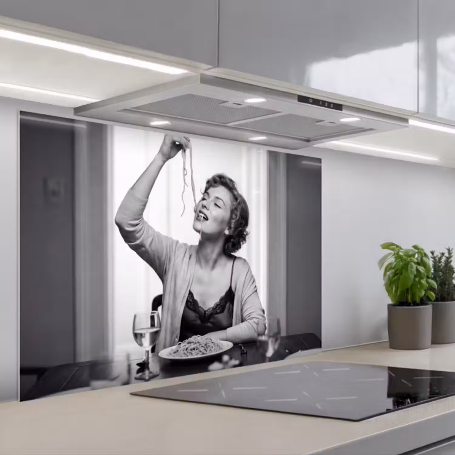 Spatscherm keuken - Vrouw - Spaghetti - Zwart - Wit